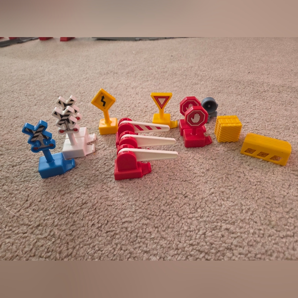 Fisher Price Geotrax 13 piece lot - different signs & accessories Preowned